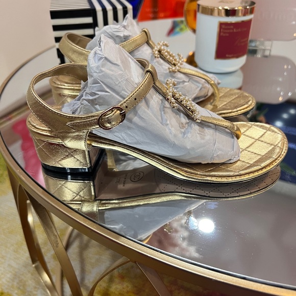 CHANEL SS 2022, Gold & Pearl CC leather sandals, NWT ( NEVER WORN) - Picture 2 of 10